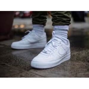 Nike Air Force 1 '07 Low Top Sneakers Triple
White Men's 315122-111 Size 12